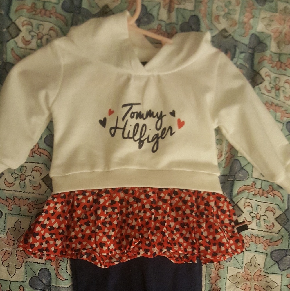 Tommy Hilfiger sweatshirt outfit